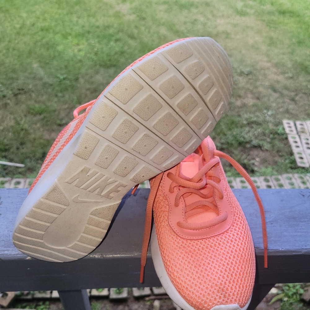 Girls Nike Size 5, coral pink